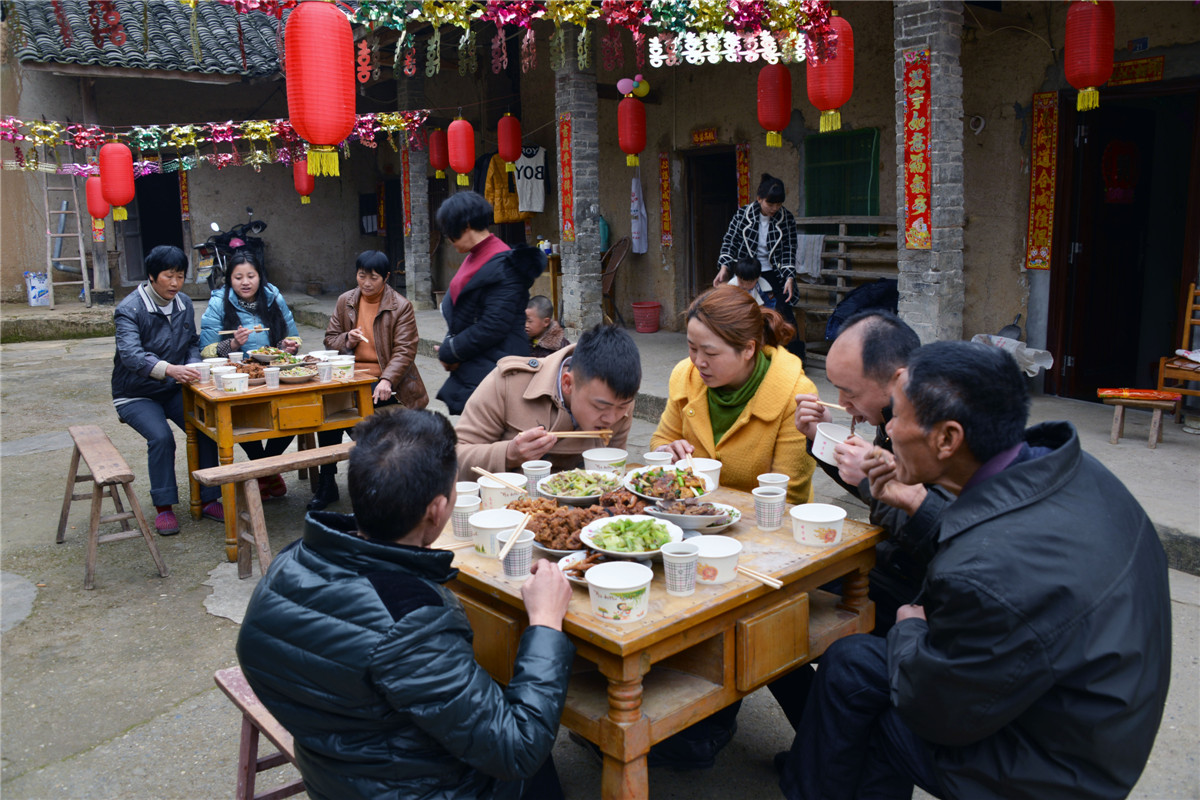 乡下人家摆桌吃饭图图片