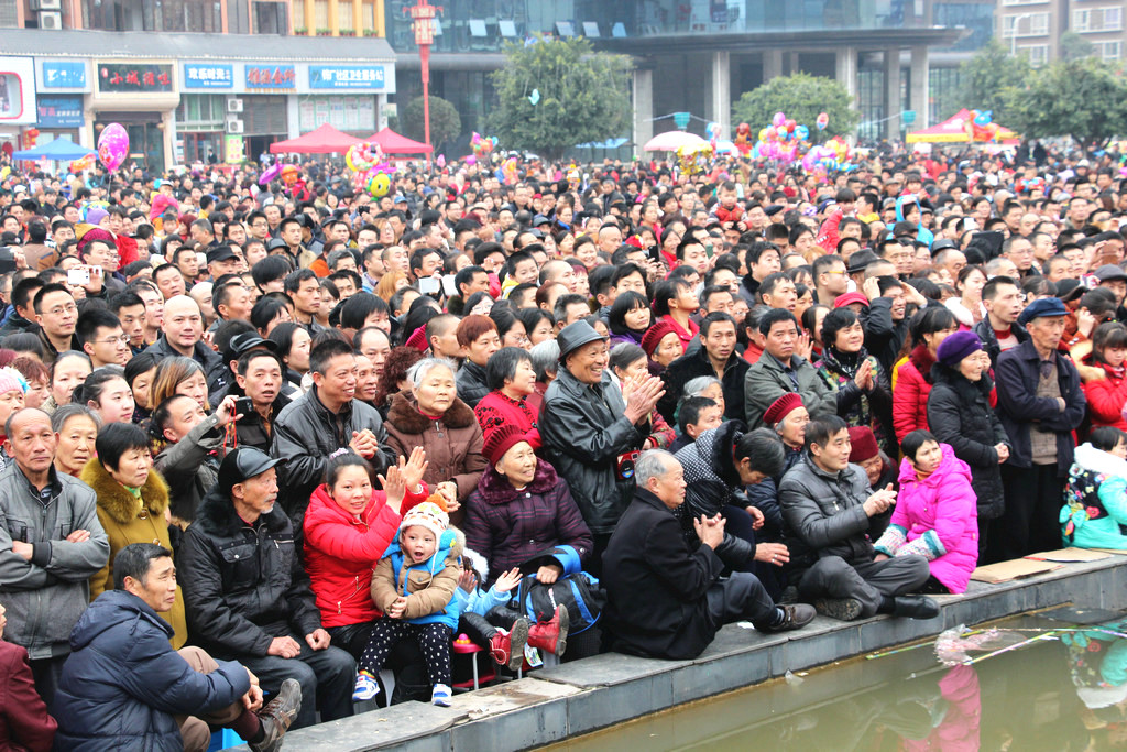 大年初一,相如文化公园人山人海,欢欢喜喜过春节