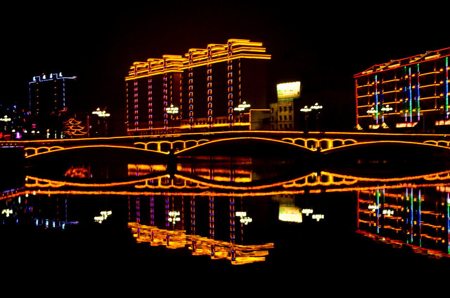 陕西宁强汉江源头不夜城