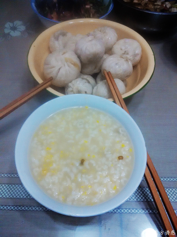 稀饭下包子,真的很好吃