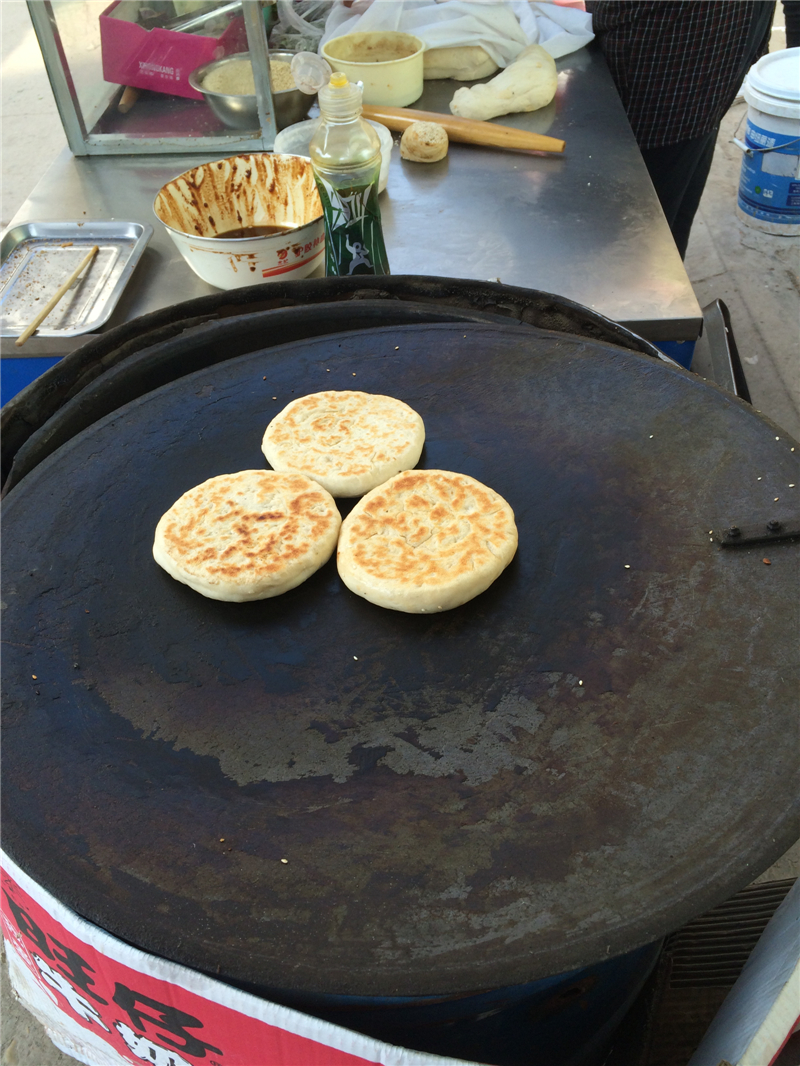 又见童年美味------多扶镇四季星城的酥皮锅盔摊!