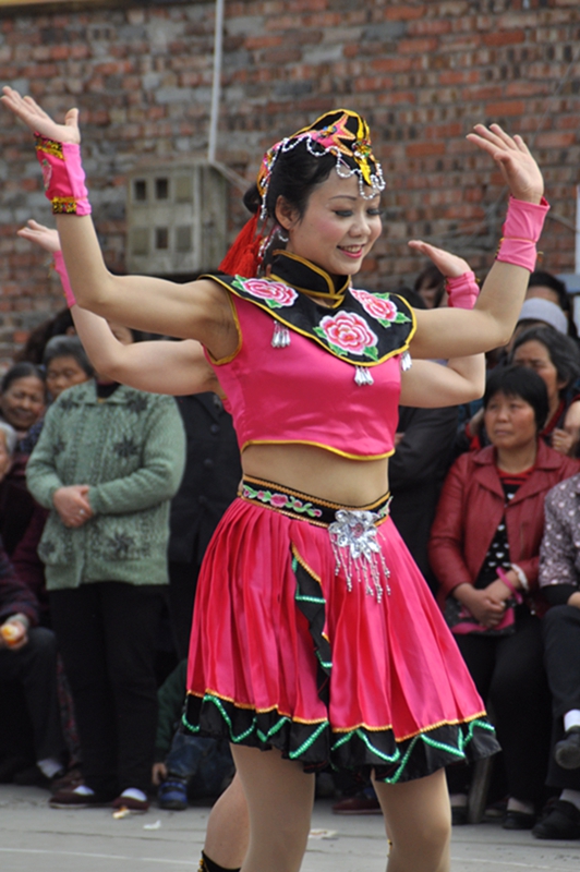 火辣辣,辣辣火:走,一起到蓬安去跳一曲性感的傣族风情摇摆舞