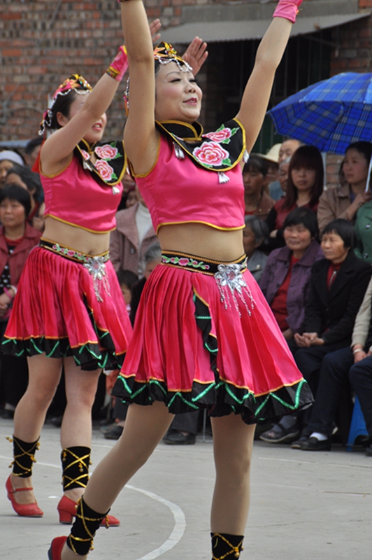 火辣辣,辣辣火:走,一起到蓬安去跳一曲性感的傣族风情摇摆舞