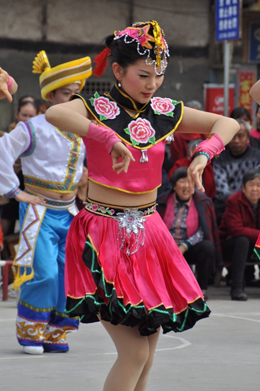 火辣辣,辣辣火:走,一起到蓬安去跳一曲性感的傣族风情摇摆舞