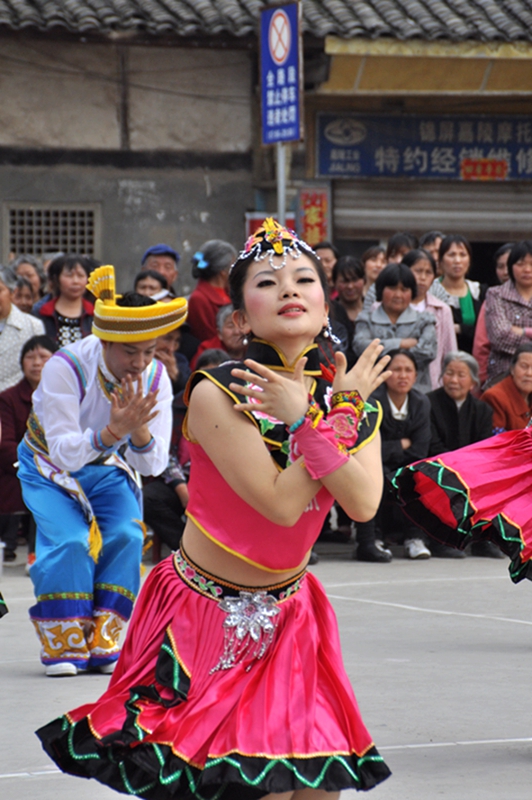 火辣辣,辣辣火:走,一起到蓬安去跳一曲性感的傣族风情摇摆舞