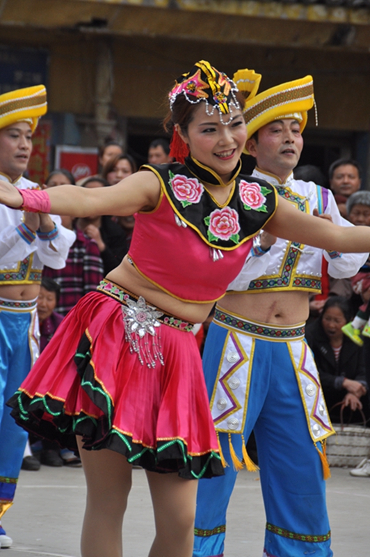 火辣辣,辣辣火:走,一起到蓬安去跳一曲性感的傣族风情摇摆舞