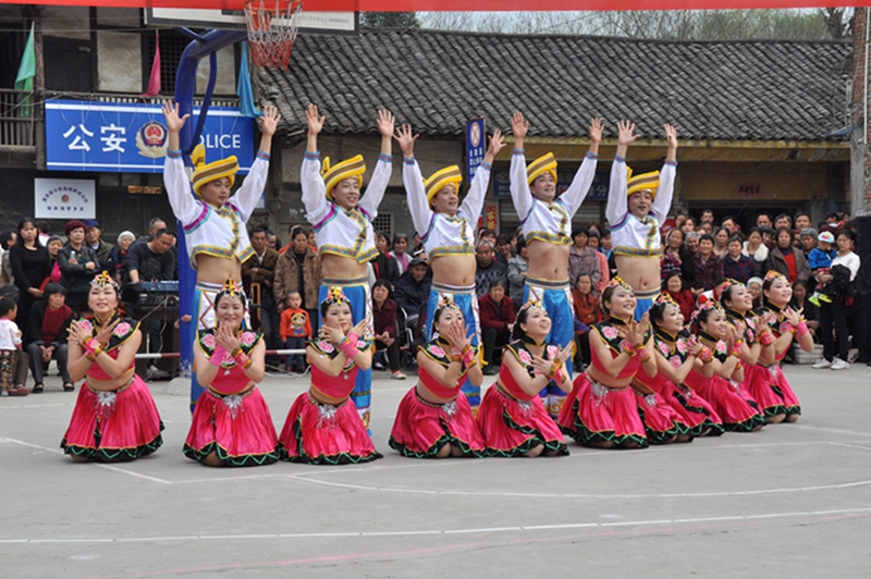 火辣辣,辣辣火:走,一起到蓬安去跳一曲性感的傣族风情摇摆舞