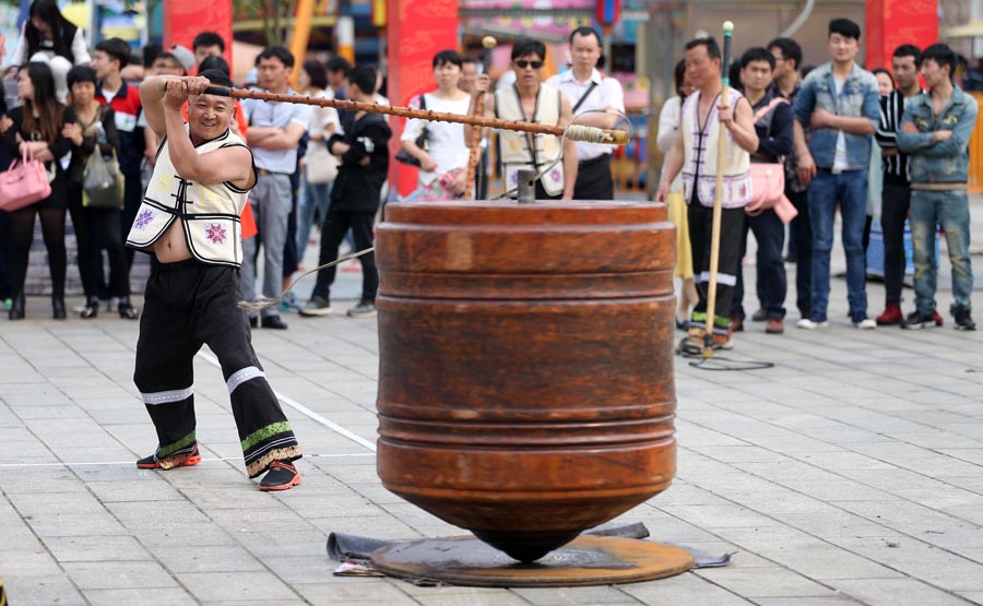 老游戏运动会惊现巨型陀螺