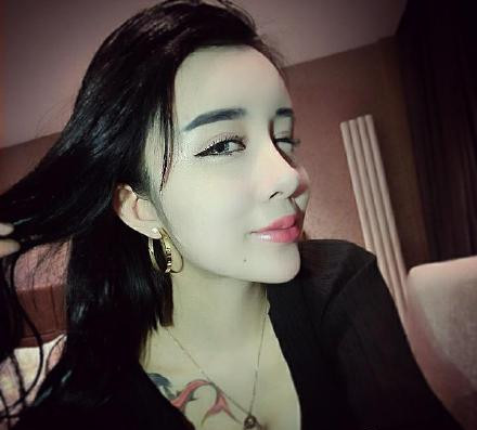 15岁少女整容似蛇精 走红网络