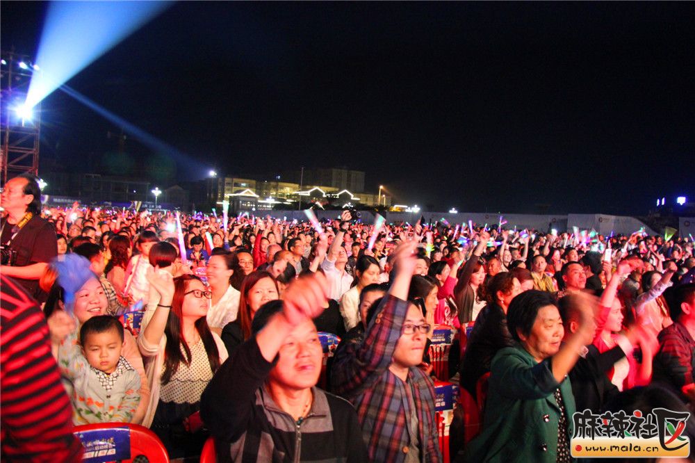 为啥全场观众全用左手欢呼? 这是主持人让大家做招财猫动作:lol