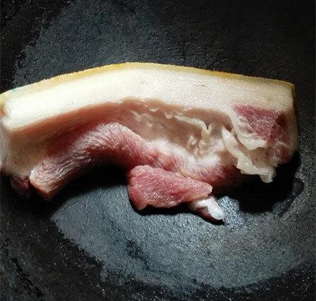 大家看看:是五花肉的话我把它生吃了(钱有假,肉有假,人都有假)