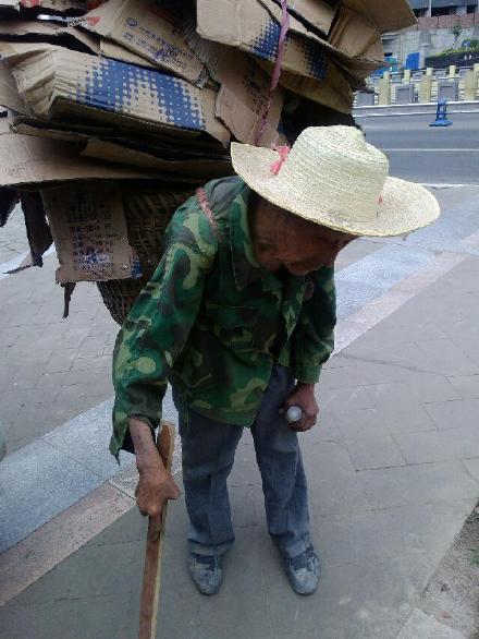 家住南充清泉坝村85岁的任大爷每天捡垃圾纸盒生活