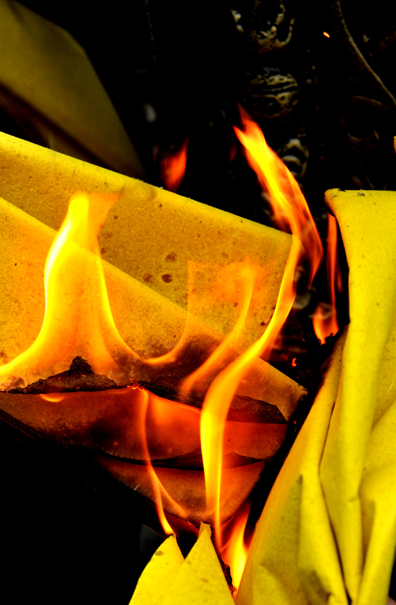 这燃烧的黄纸,点人的香火,喻示着虔诚和祈求.