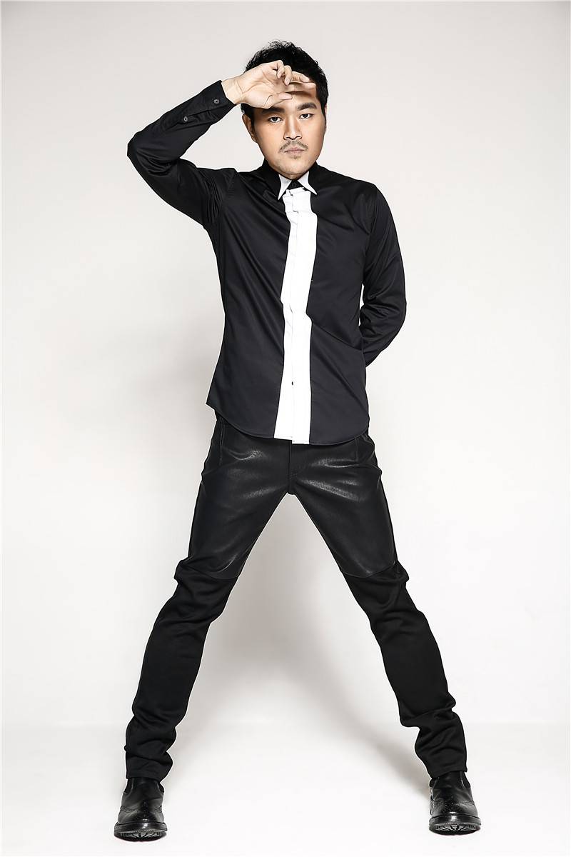 胡大亮晒与成龙亲密交谈合影照 亲如老友