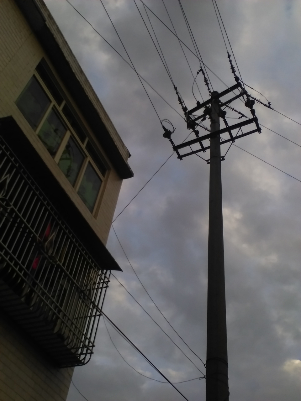 高压线离房屋不足3米怎么办?