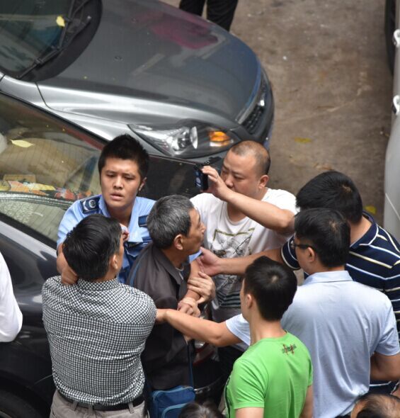 达州市通川区城管一大队城管暴打两名七旬老人,有图有真相