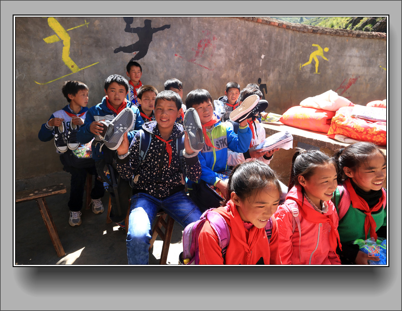 惜缘爱心行动携手萤火虫与四川凉山贫困山区孩子欢度六一