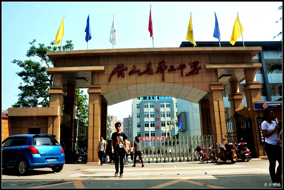 美丽的营山二中校园里,正在进行精彩的第三届中小学生艺术教育成果