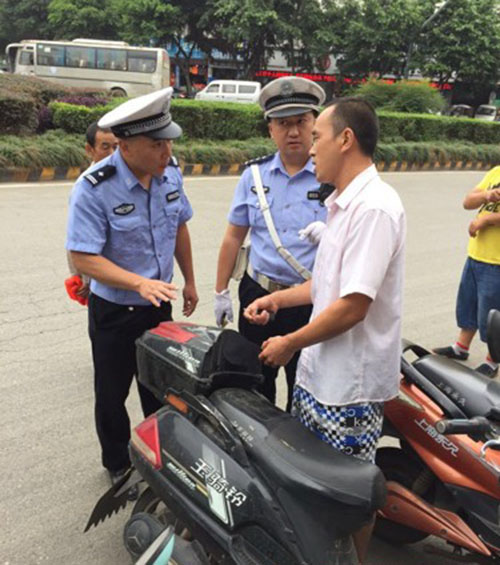 交警走上街頭告知無牌無證駕駛電動自行車的危害性