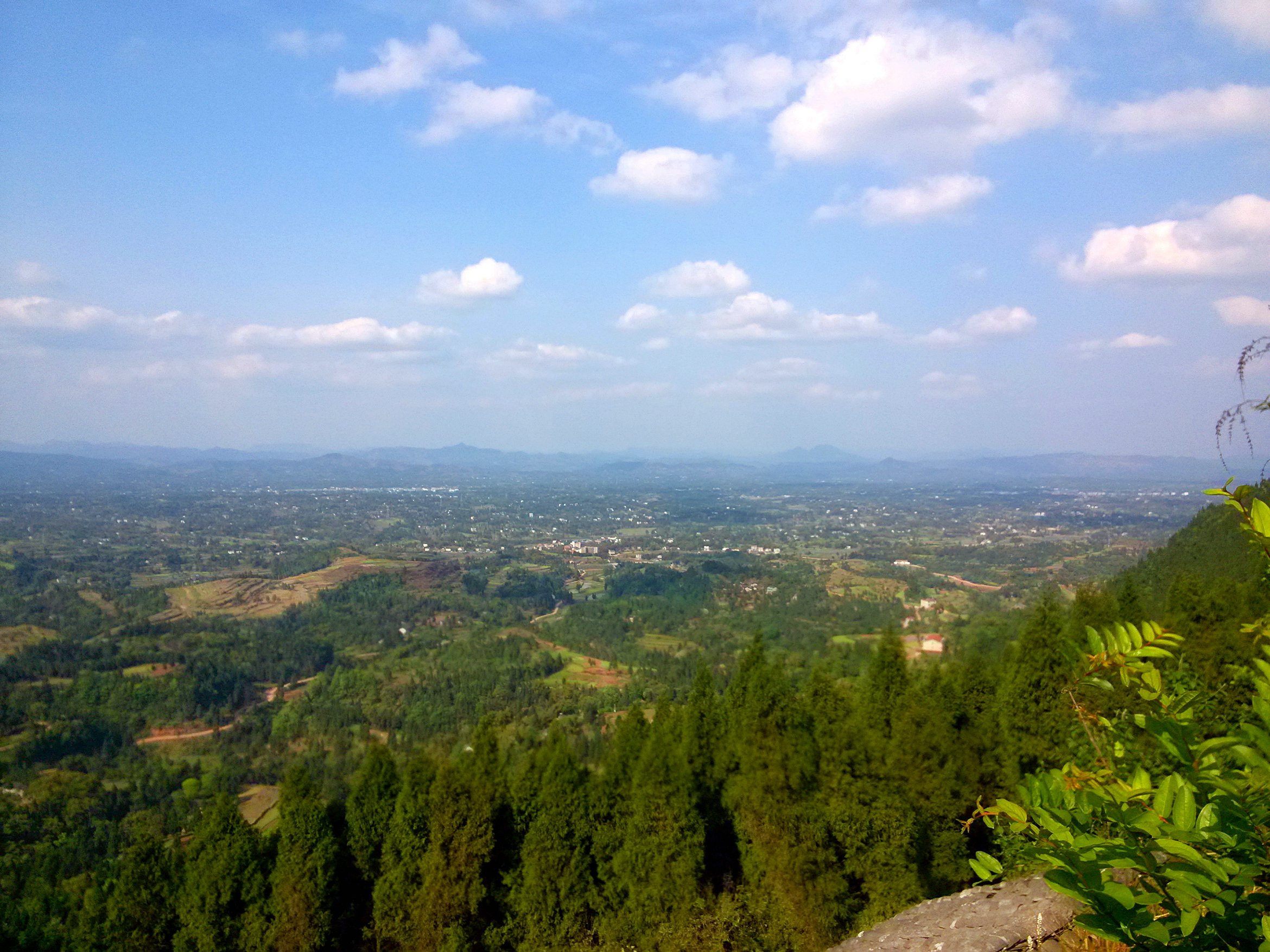 层峦耸翠映眼帘 别样风景龙王寨(龙王寨风光 手机拍摄)