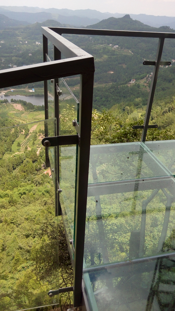 巴中章怀山360度悬空玻璃栈道首次对游客开放!