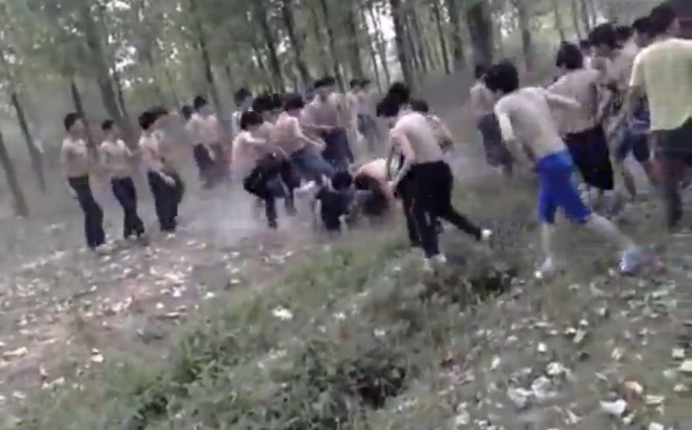 河南信阳中学生群殴 数百人大混战堪比古惑仔