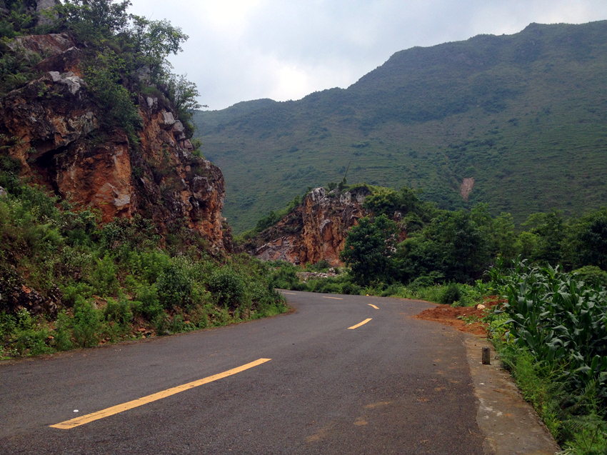 山路十八彎,山路十八彎,這個彎道過去,又是一個很大很急的彎道.