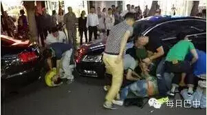 一女子见丈夫抱闺蜜举止暧昧 砸餐馆咬民警