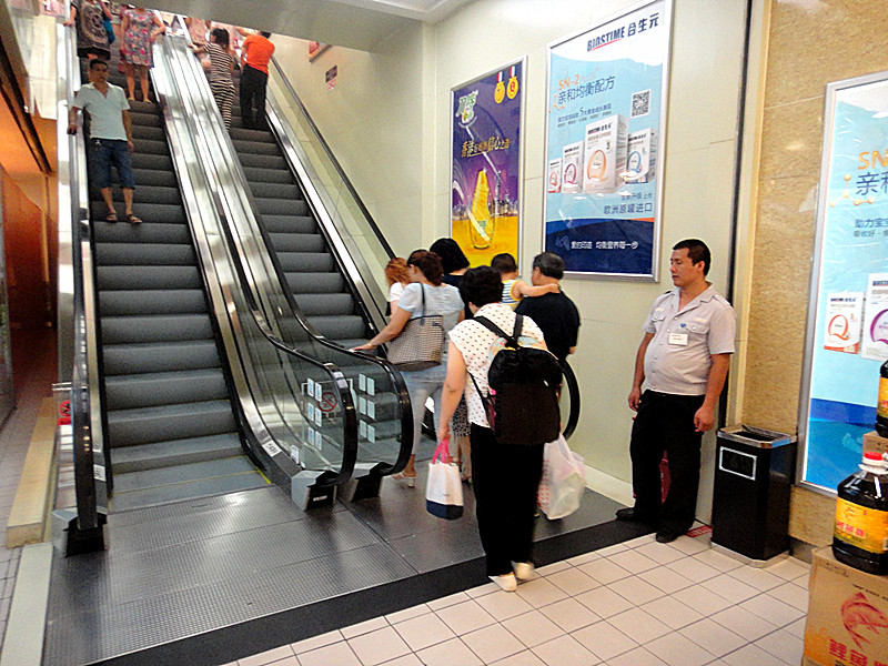 全国电梯频发"吃人"事件 南充新世纪超市电梯常年有保安值守