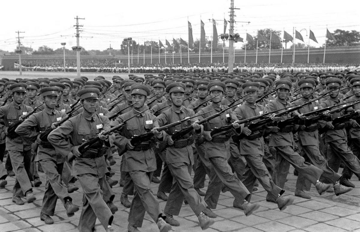 这是1954年国庆阅兵式上,步兵在军乐声中列队经过天安门检阅台接受