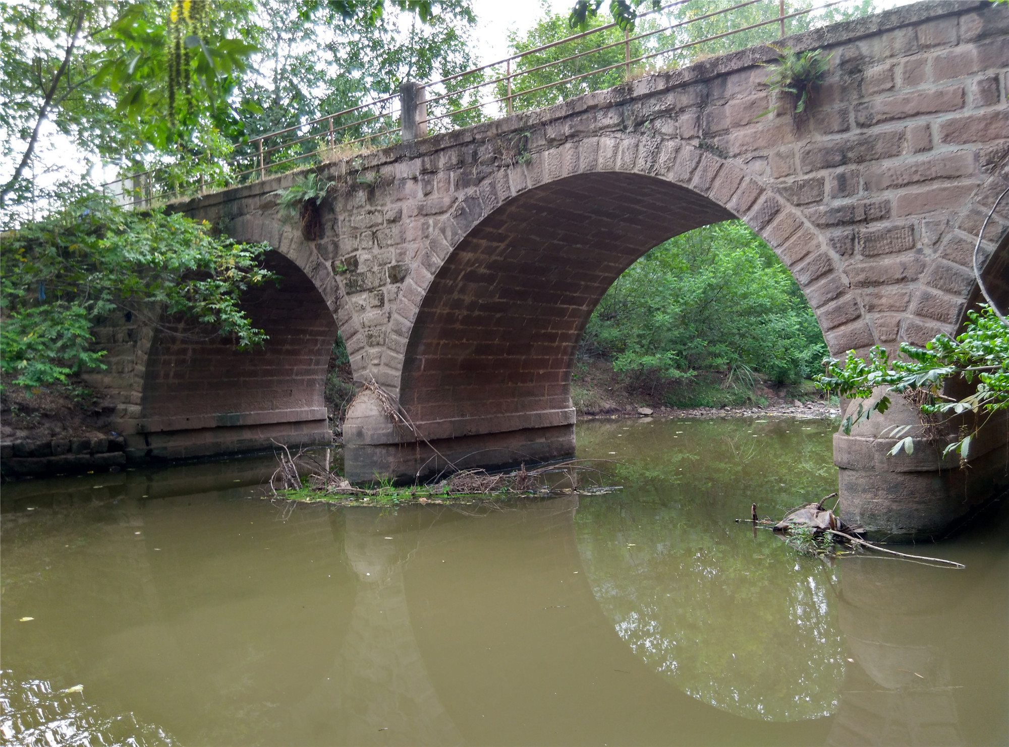 那座————三孔石拱桥