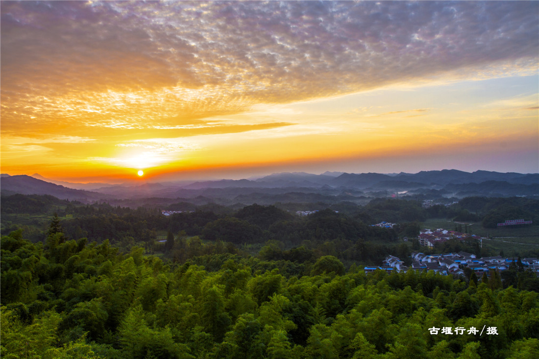 都江堰向峨乡石花观景台日出印象