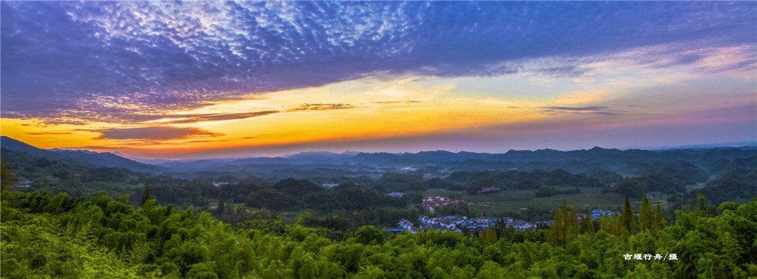 都江堰向峨乡石花观景台日出印象