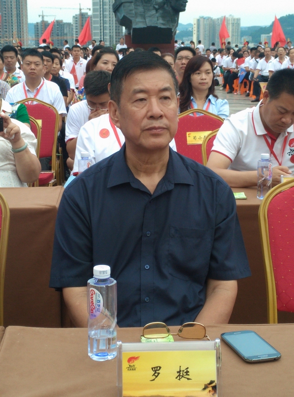 出席这次活动的嘉宾有,红四方面军政治部主任徐立青之子徐甘泉