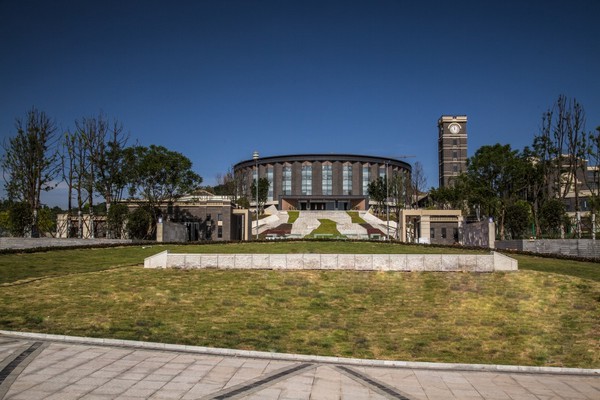 内江市委书记杨松柏视察刚建成的内江天立国际学校