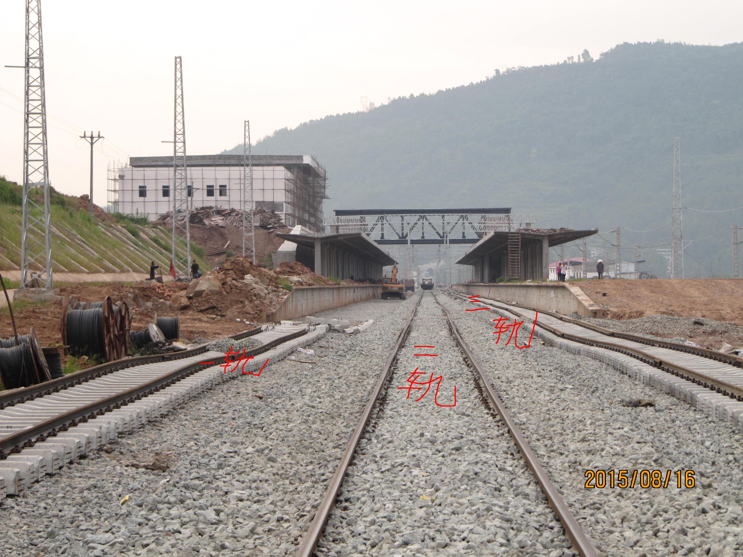 巴达铁路平昌段开始架梁铺轨