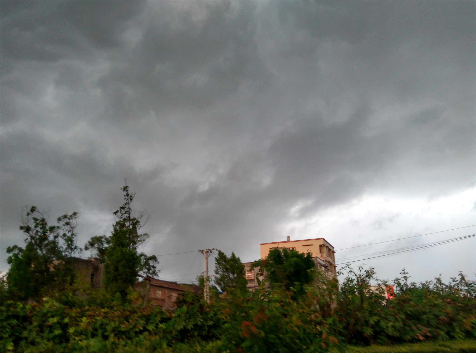 八月白云过后——蓬安乌云压顶————把黑娃吓倒了——世界末日?