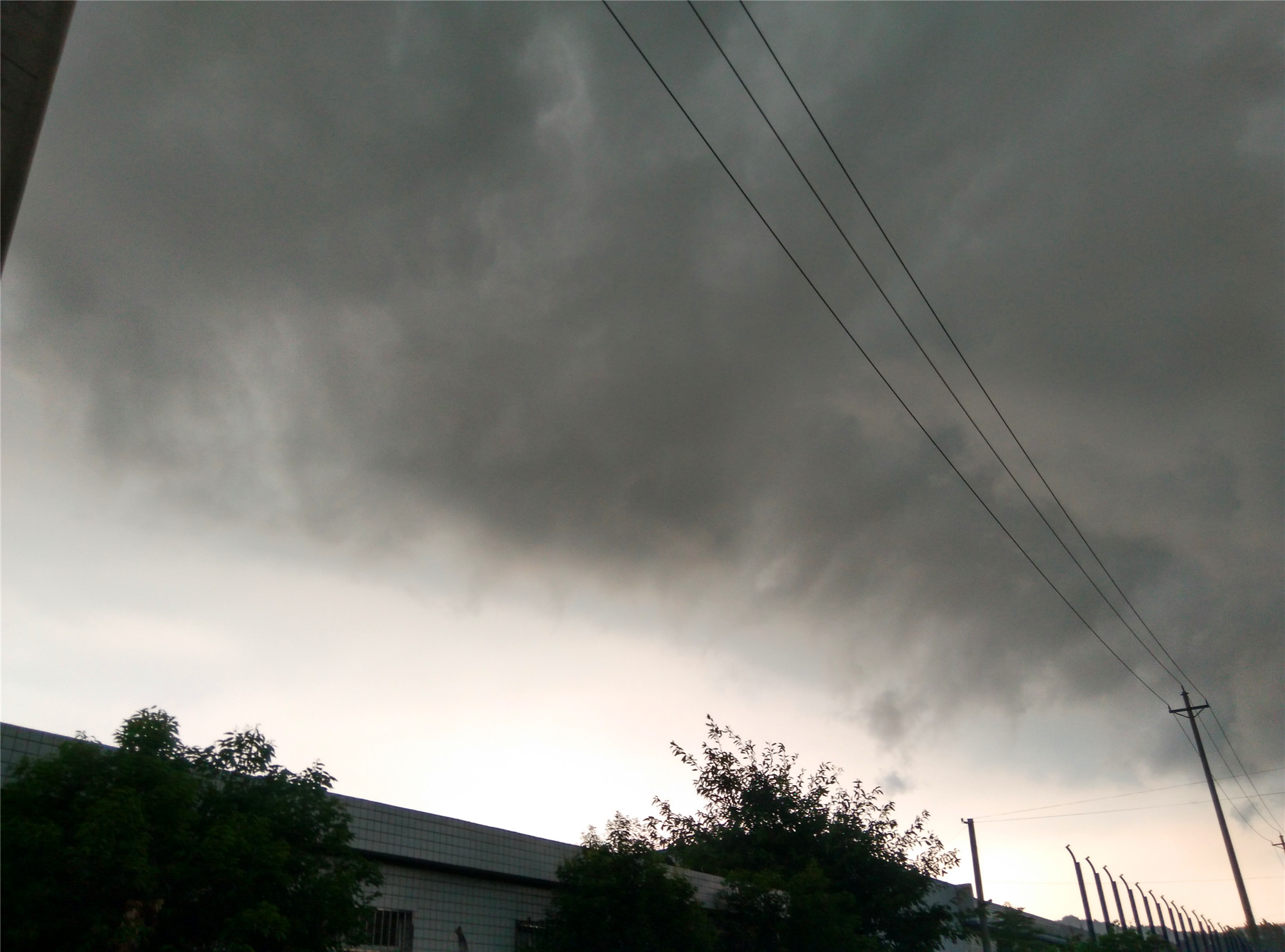 八月白云过后——蓬安乌云压顶————把黑娃吓倒了——世界末日?