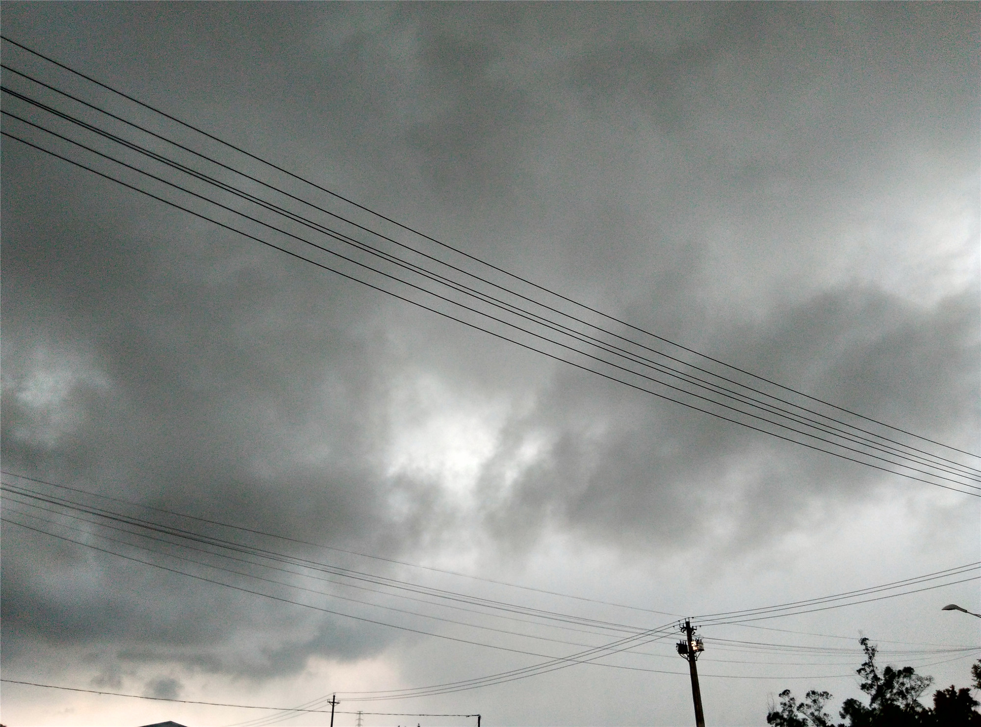 八月白云过后——蓬安乌云压顶————把黑娃吓倒了——世界末日?