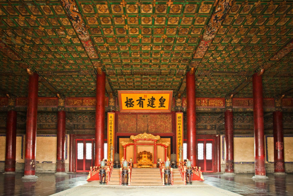 保和殿中是"皇建有极"匾.
