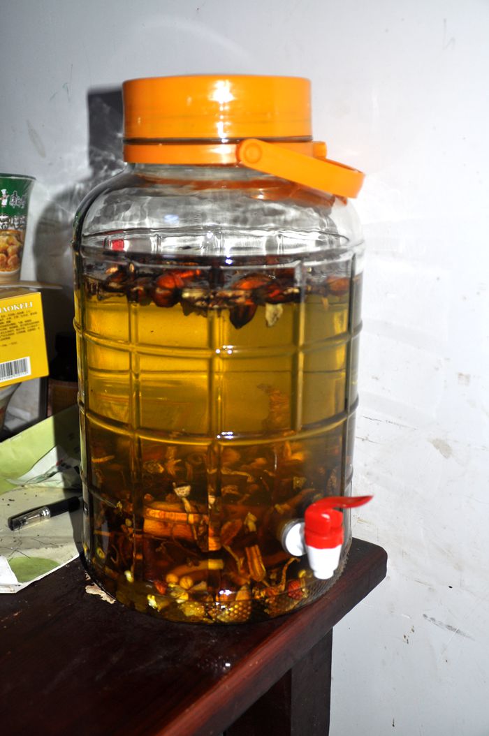 听说李老师要到蓬安来,我赶快去嘉陵西路泡了一坛壮阳酒