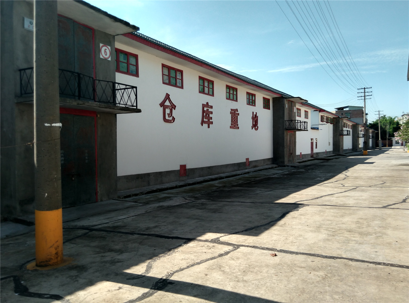 仓库重地严禁烟火——地上的消防栓