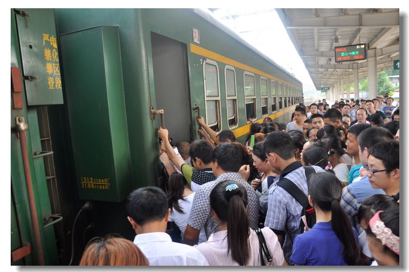 遥想当年,咱们每次只花4块5角钱就牛皮哄哄地坐着绿皮火车去南充