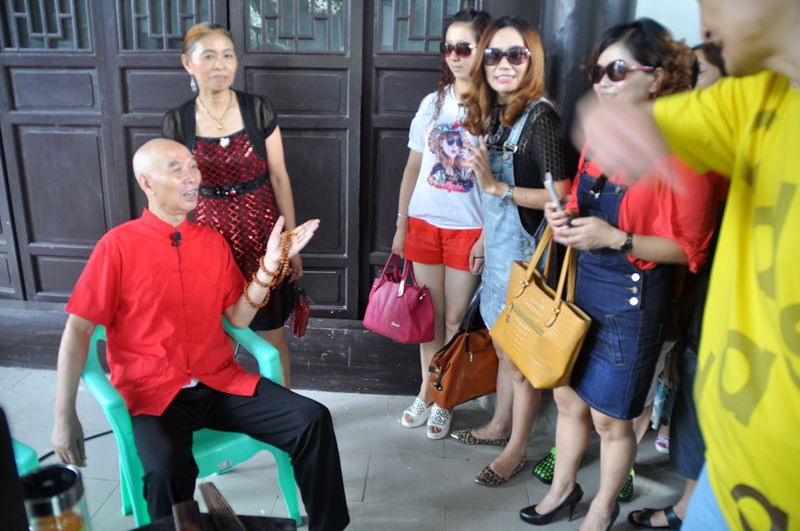 著名评书表演艺术家李伯清先生在蓬安周子古镇开书场,众多美女粉丝