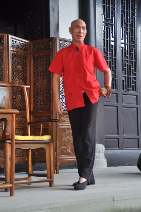 著名评书表演艺术家李伯清先生在蓬安周子古镇开书场,众多美女粉丝