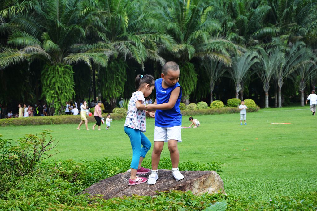 两个儿童在公园的快乐玩耍
