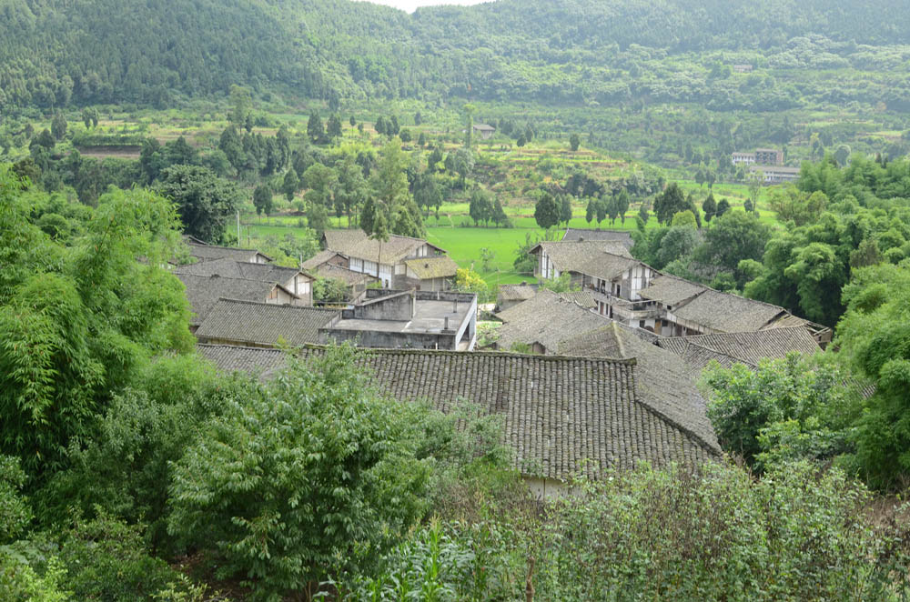 到西充紫岩乡纪信湖要经过美丽的老宅朱华沟村