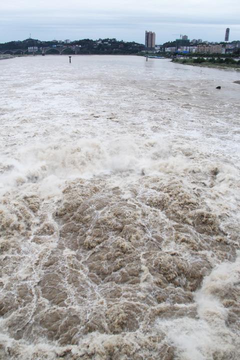 红电水闸前浊浪滚滚涛声阵阵有点黄河壶口的味道