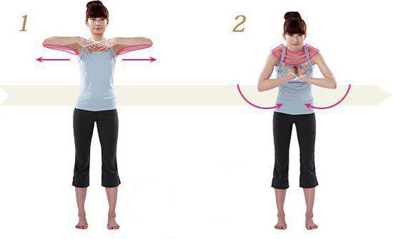 同样双脚分开站立,步幅与腰同宽,上身站直并收紧腰腹与臀部,双臂屈肘