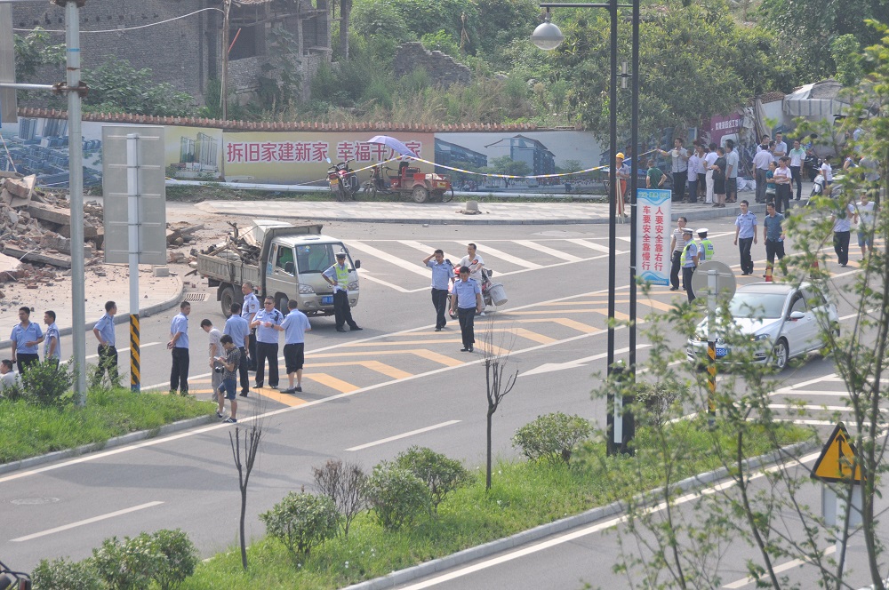 儀隴縣政府組織上百警察,城管,城建等和救護車進行非法暴力強拆,勝似